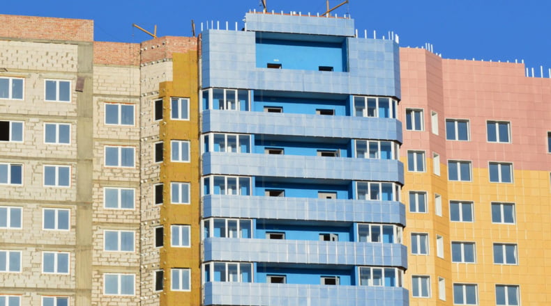¿Comprar una casa de obra nueva con un agente inmobiliario o directamente del promotor?