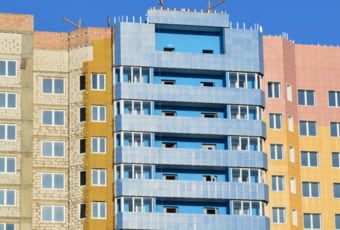 ¿Comprar una casa de obra nueva con un agente inmobiliario o directamente del promotor?
