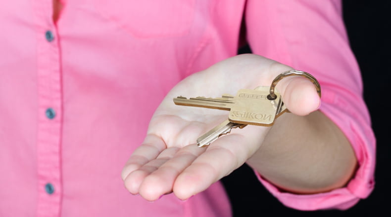 ¿Cuáles son los requisitos para que una persona soltera pueda comprar una casa de obra nueva solicitando una hipoteca?