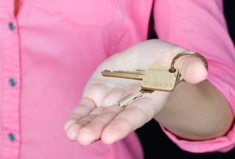 ¿Cuáles son los requisitos para que una persona soltera pueda comprar una casa de obra nueva solicitando una hipoteca?