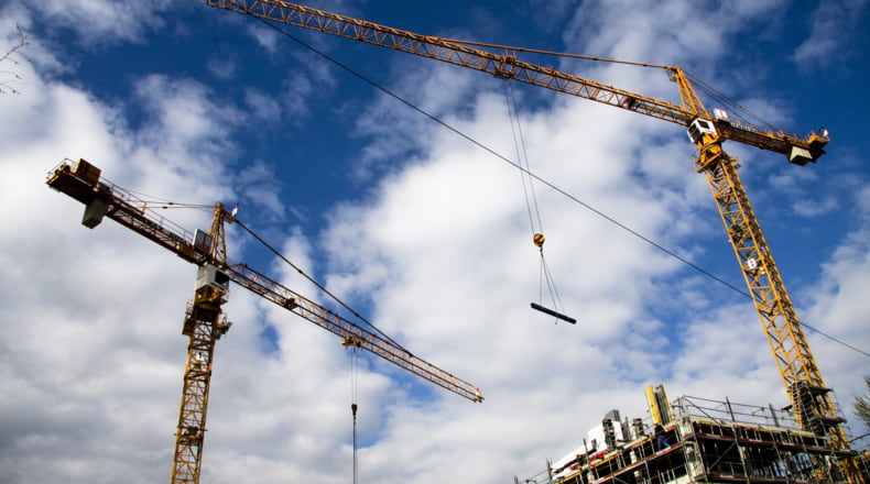 ¿Qué obligaciones tiene la promotora al entregar la vivienda de obra nueva?