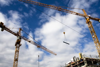 ¿Qué obligaciones tiene la promotora al entregar la vivienda de obra nueva?