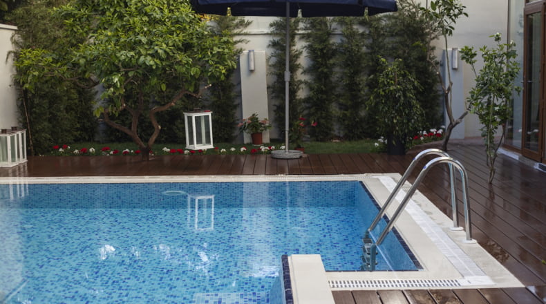 Ventajas y desventajas de las piscinas con sal ¿Hay que decir adiós al cloro?