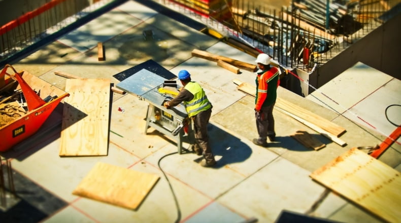¿Cómo es el proceso de construcción de un edificio de muchas viviendas a nivel documental?