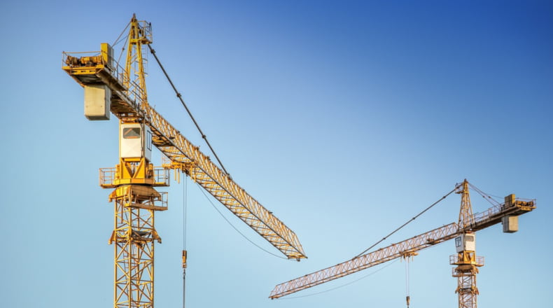 ¿Cómo es el seguro de caución de anticipo contratado durante la construcción de obra nueva?