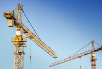 ¿Cómo es el seguro de caución de anticipo contratado durante la construcción de obra nueva?