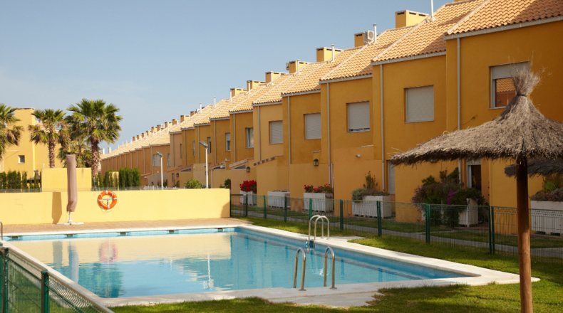 Comprar y vender vivienda en España: guía y errores