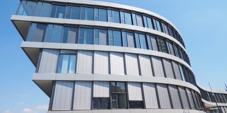 Imagen de un edificio de obra nueva con viviendas que se pueden comprar con un agente inmobiliario o con un promotor