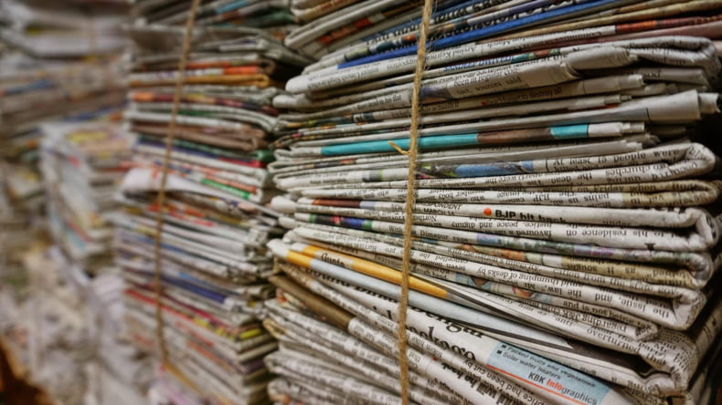 Imagen de periódicos para reciclar en casa