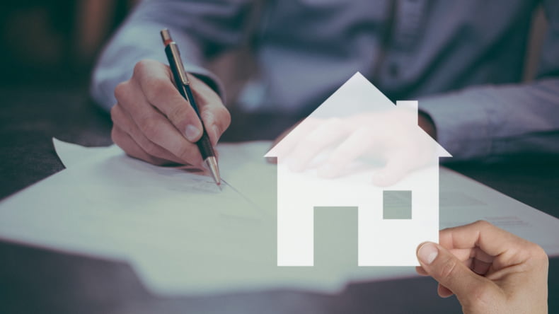 Imagen de la firma de la compra de una casa en España