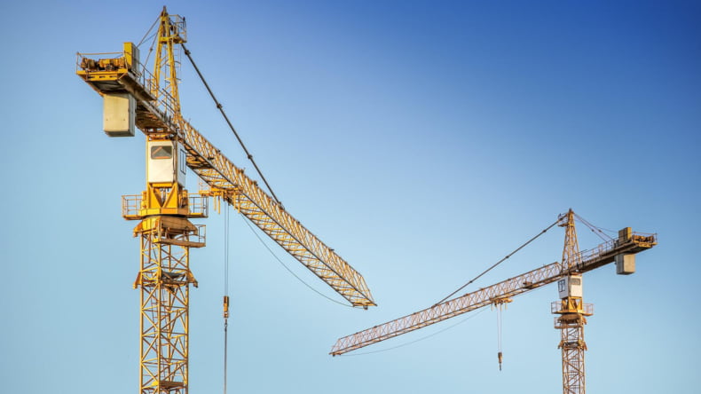 Imagen de dos grúas en una nueva construcción con licencia de obra mayor