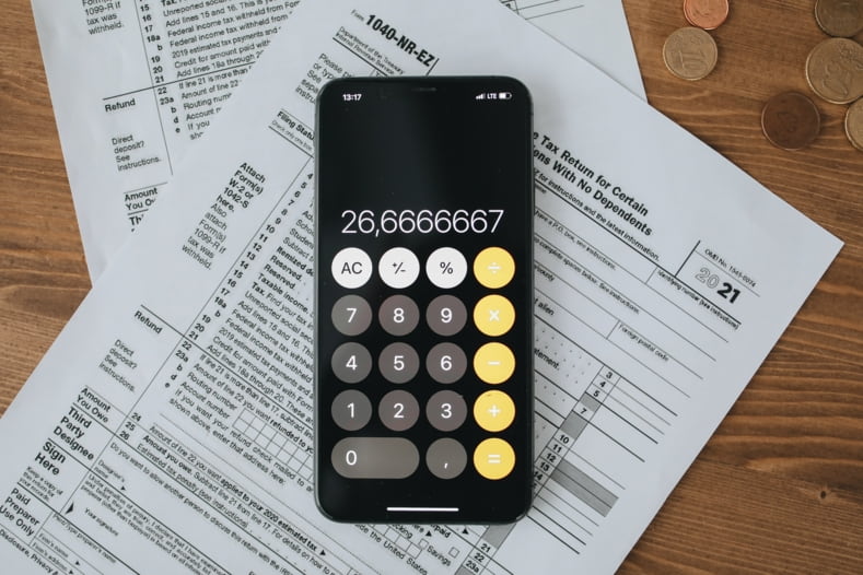 Imagen de una persona calculando el valor catastral de una vivienda