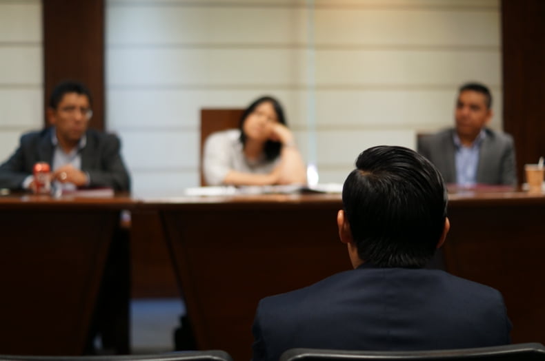 Imagen de una persona que comparece frente a un tribunal por un caso de herencia