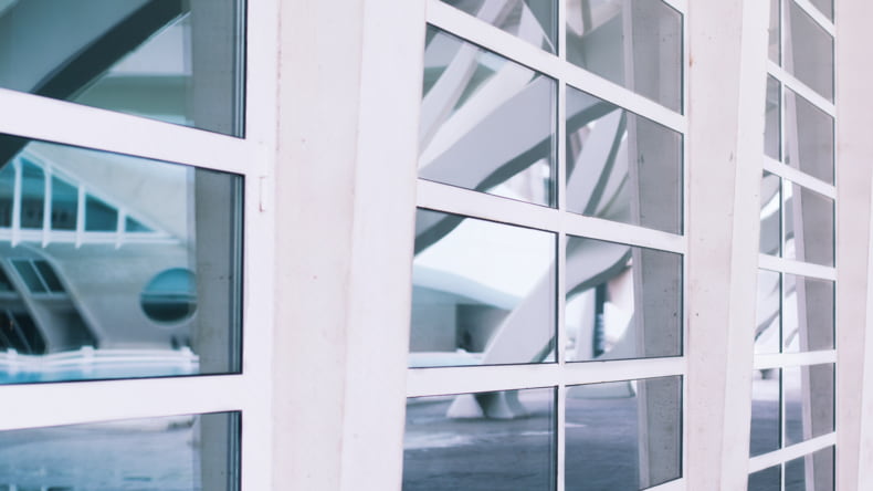 Imagen de ventanas de PVC en una casa de obra nueva
