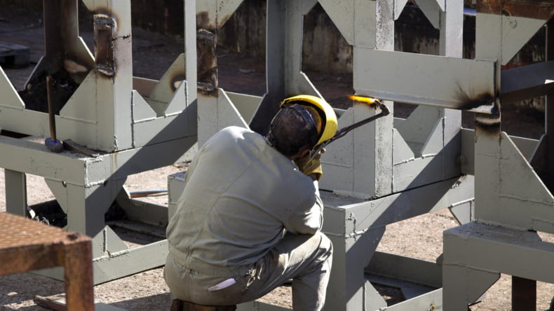 Imagen de un operario trabajando en una obra mayor