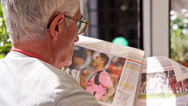 Imagen de una persona mayor con hipoteca inversa leyendo el periódico