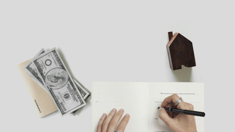 Imagen de una persona firmando una hipoteca que puede ser mixta, fija o variable para comprar una casa de obra nueva