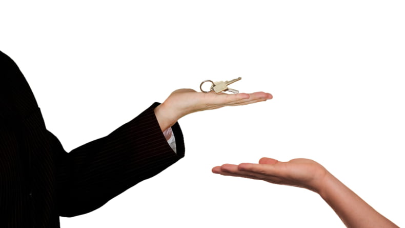 Imagen de dos personas acordando la compra y venta de una casa de obra nueva con hipoteca