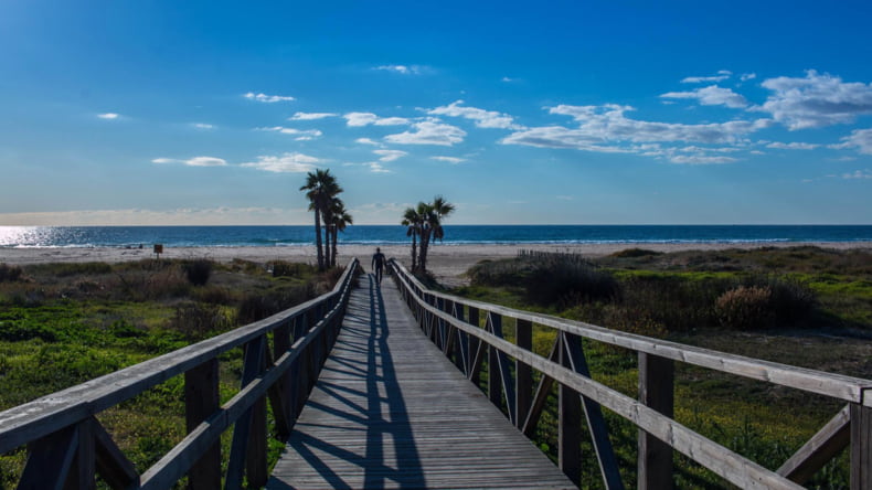 Imagen de la orilla de la playa, el lugar preferido para comprar una segunda vivienda de obra nueva