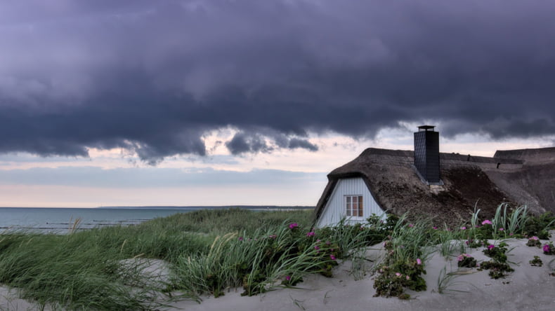 Imagen de una casa en la orilla de la playa, el lugar preferido para comprar una segunda vivienda de obra nueva