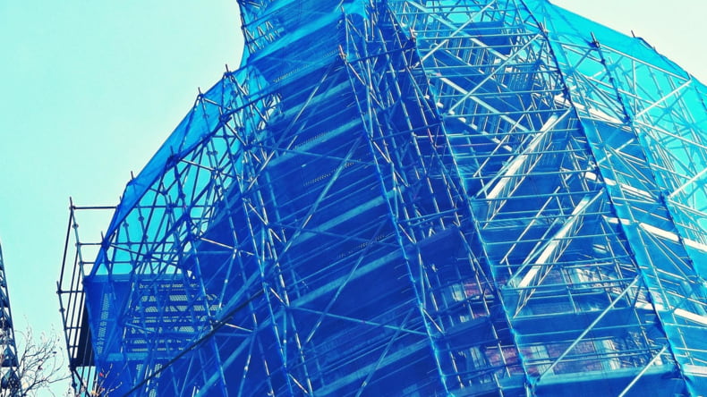 Imagen de un edificio en rehabilitación tras no haber pasado la Inspección Técnica de Edificios
