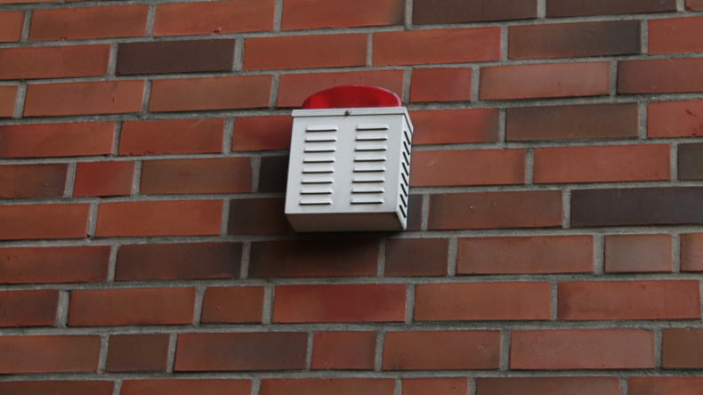 Imagen de un sistema de seguridad o alarma en una casa de obra nueva
