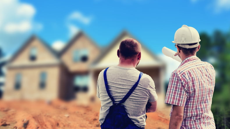 Imagen de dos agentes responsable de una construcción que se rige por la ley de ordenación de la edificación