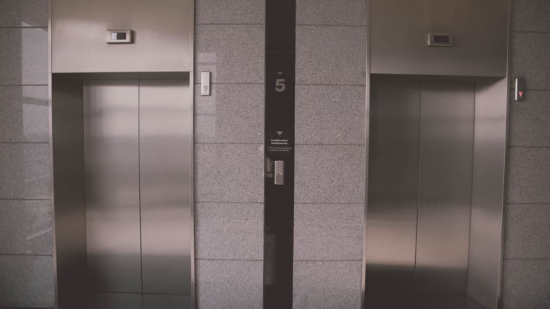 Imagen de un ascensor en una obra nueva