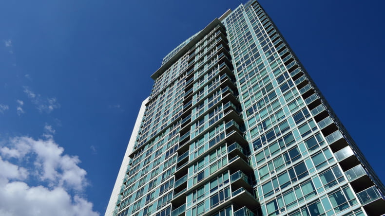 Imagen de un edificio que escenifica el aumento de los tipos de interés para las hipotecas de obra nueva