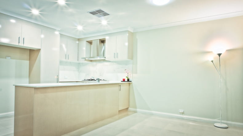 Imagen del interior de una casa que escenifica el aumento de los tipos de interés para las hipotecas de obra nueva