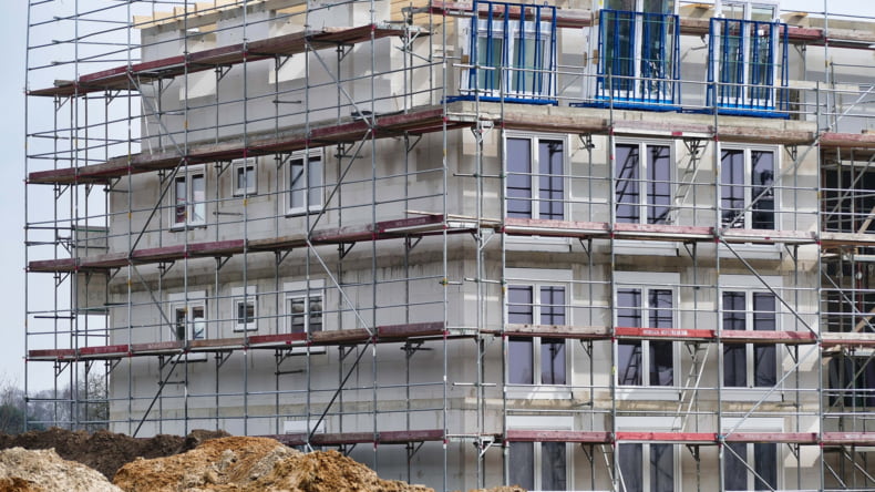 Imagen de la construcción de un bloque de viviendas de obra nueva en construcción