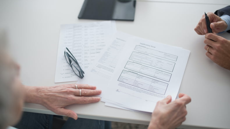 Imagen de documentos sellándose para declarar el interdicto de una vivienda de nueva construcción