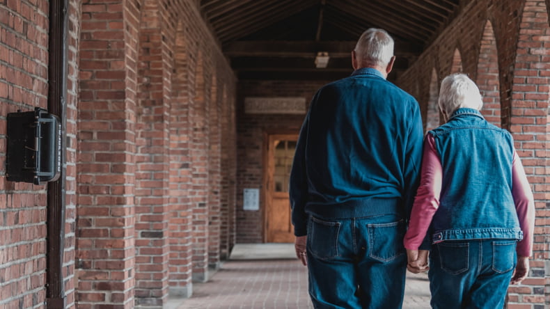 Imagen de dos familiares de edad avanzada, que pueden avalar la compra de una casa de obra nueva