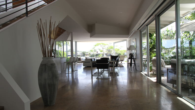 Imagen de una casa de obra nueva que necesita de ahorros para comprarla