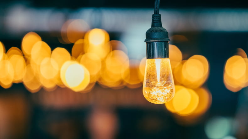 Imagen de una casa con luz dada de alta