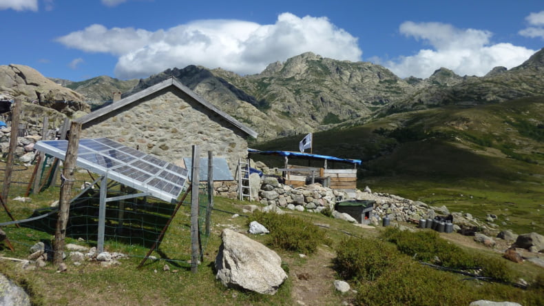 Imagen de una instalación de placas solares en una vivienda