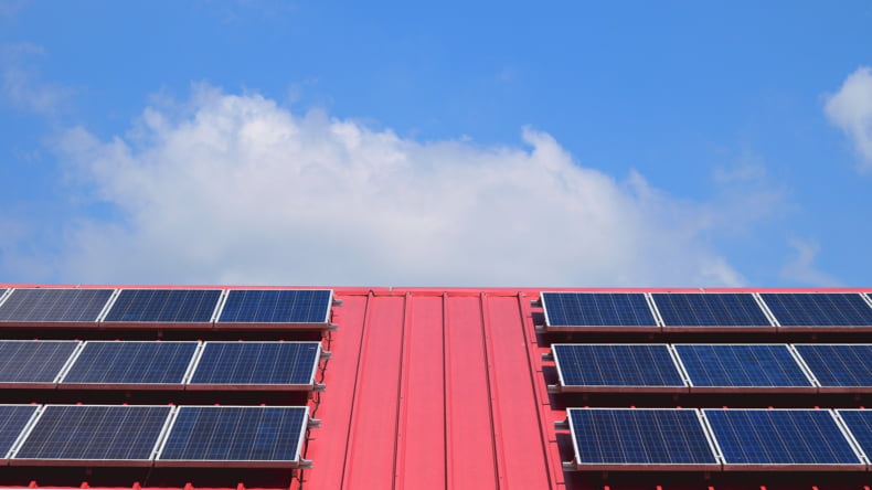 Imagen de una instalación de placas solares en una vivienda