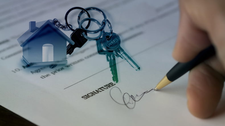 Imagen de una firma de una casa, lo que los jóvenes descartan a la hora de comprar una vivienda