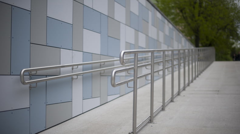 Imagen de una rampa, para hacer accesible un edificio de obra nueva en España