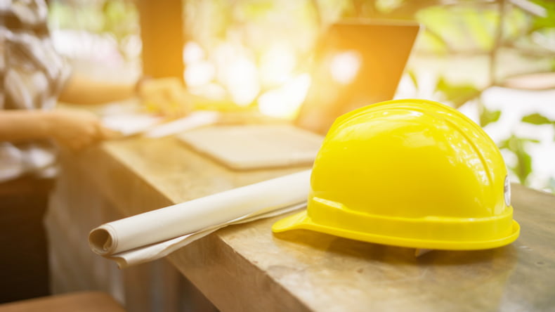 Imagen de un casco, representando las obras para adaptar una vivienda de obra nueva y hacerla accesible