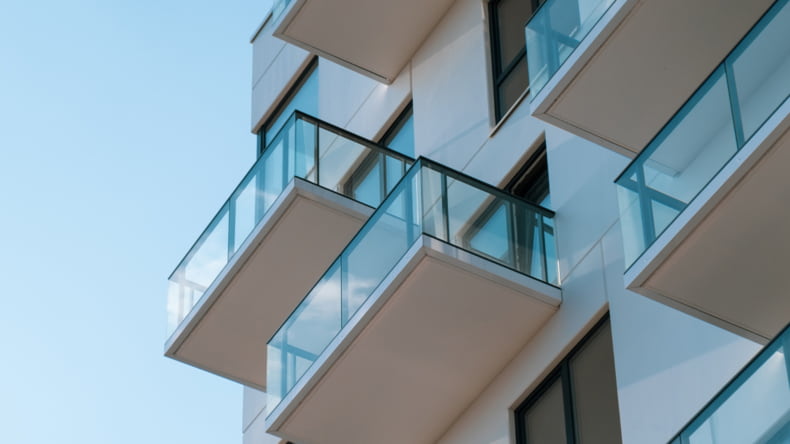 Imagen de un edificio de obra nueva en la periferia de una ciudad