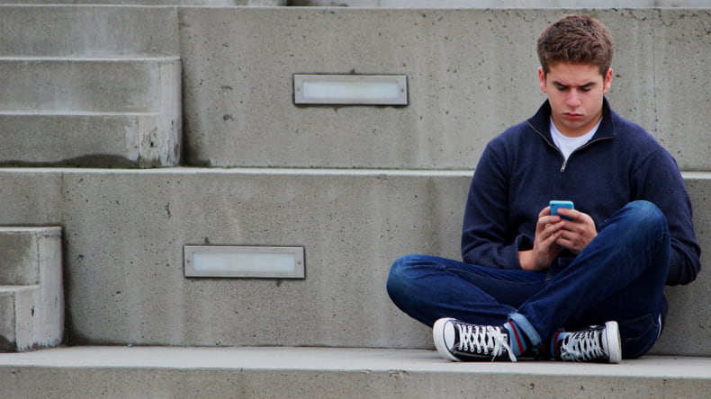 Imagen de un joven solicitando el bono de alquiler