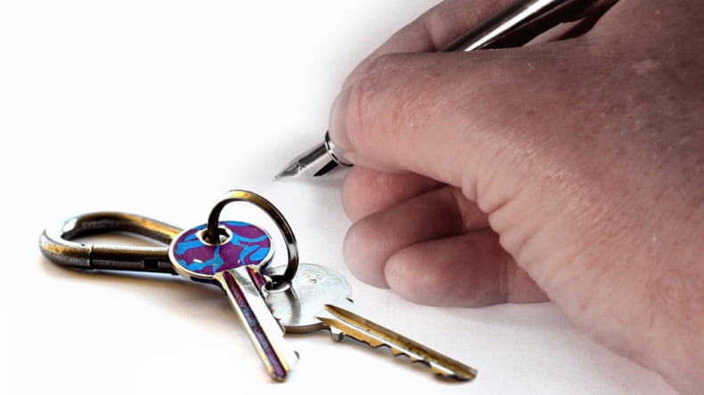Imagen de una persona firmando el alquiler de una casa de obra nueva