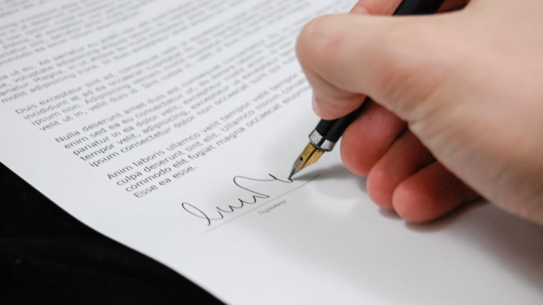 Imagen de la firma de la compra de una casa que puede tener varios propiertarios