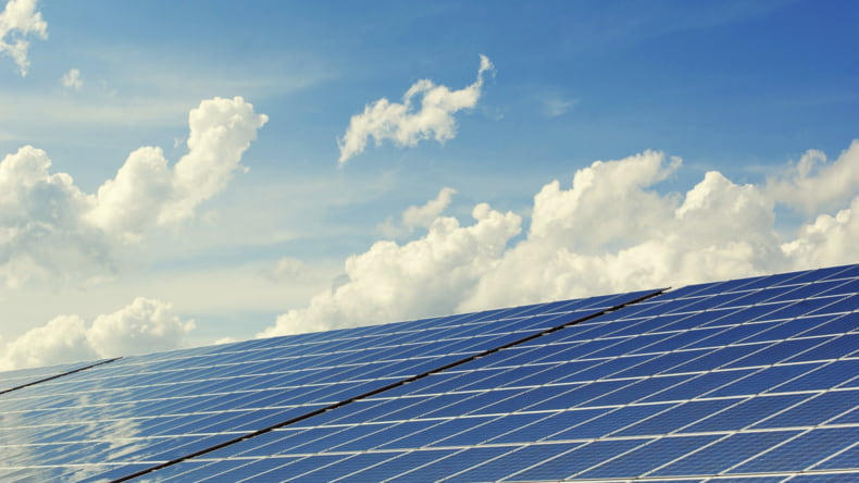 Imagen de un sistema de placas solares en una casa de obra nueva