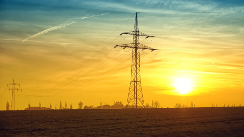 Imagen de una torre de electricidad, que incumbe en el precio del gas