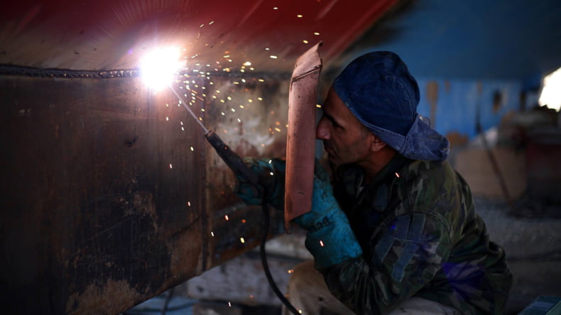Imagen de una persona trabajando en una vivienda industrializada