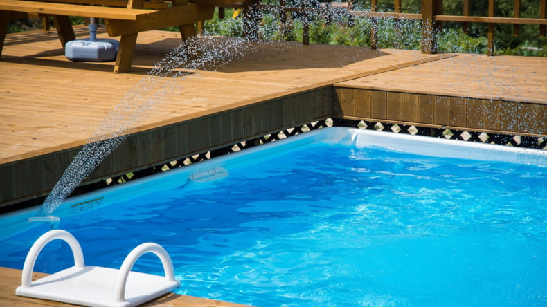 Imagen de una piscina con sal