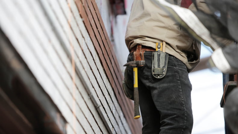 Imagen de un obrero realizando una reforma tras la Inspección Técnica de Edificios
