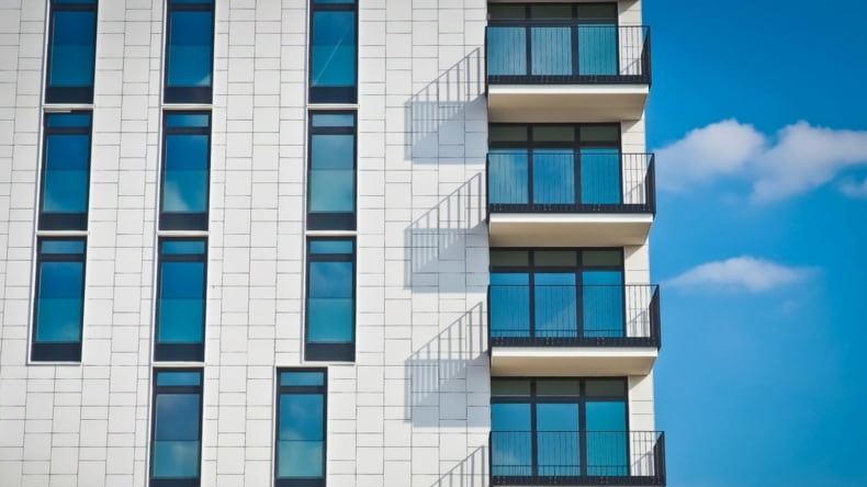 Imagen de un edificio de obra nueva que requiere una serie de documentación para poder construirse